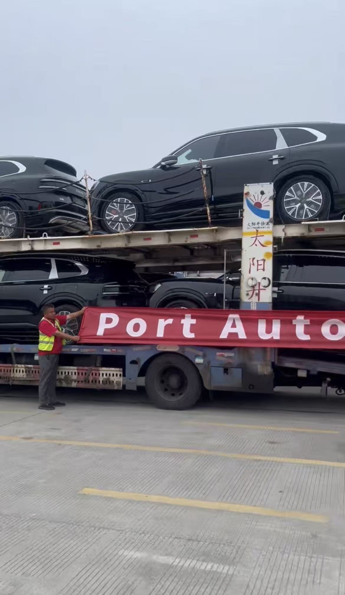 Vehicles and PortAuto staff at a sourcing facility in China
